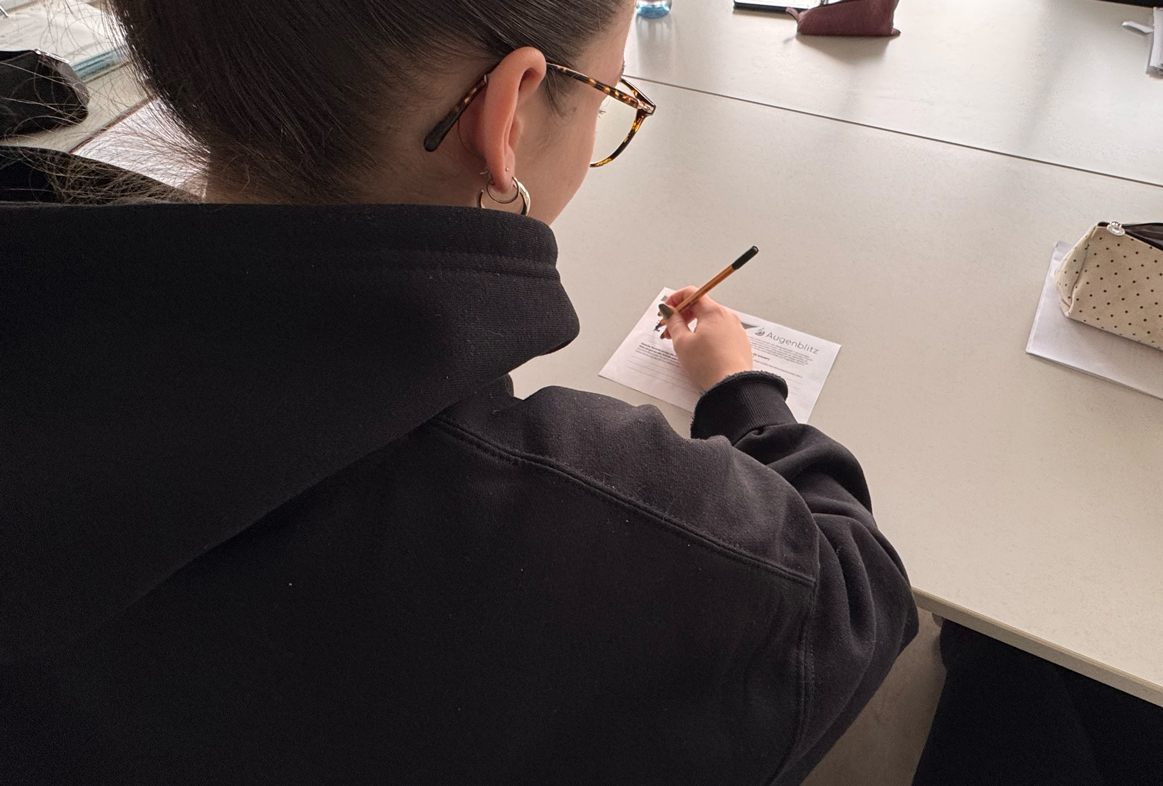Schülerin beantwortet Fragebogen