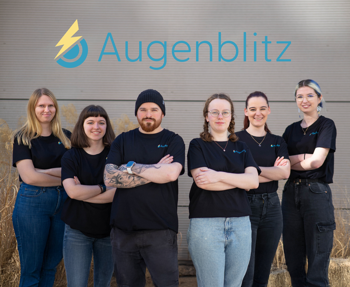 Gruppenfoto der Agentur Augenblitz und danach Einzelportraits aller sechs Mitglieder